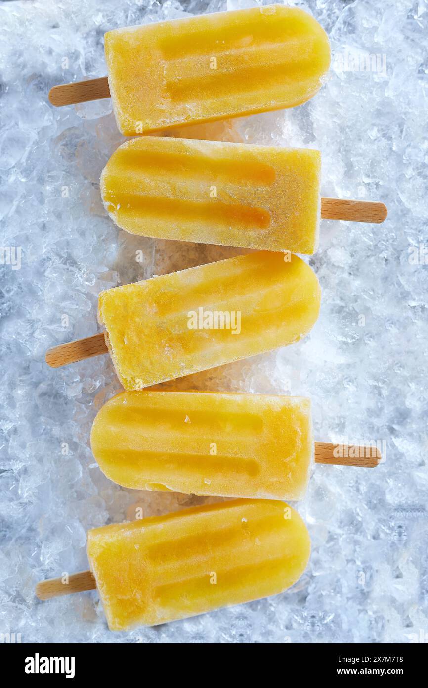 Hausgemachte, eiskalte Orangeneisköpfe auf zerstoßenem Eis Stockfoto