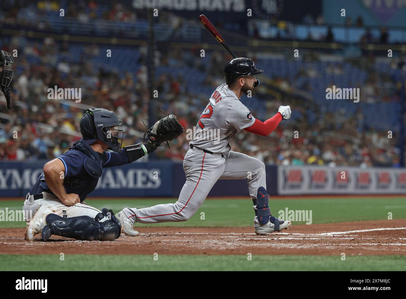 St. Petersburg, Florida, USA. Mai 2024. St. Petersburg, FL: Boston Red Sox Catcher Connor Wong (12) tritt am 20. Mai 2024 bei einem MLB-Spiel auf dem Tropicana Field auf den Tampa Bay Rays Outfield Jonny DeLuca (21). Die Red Sox schlug die Strahlen mit 5:0. (Kreditbild: © Kim Hukari/ZUMA Press Wire) NUR REDAKTIONELLE VERWENDUNG! Nicht für kommerzielle ZWECKE! Quelle: ZUMA Press, Inc./Alamy Live News Stockfoto