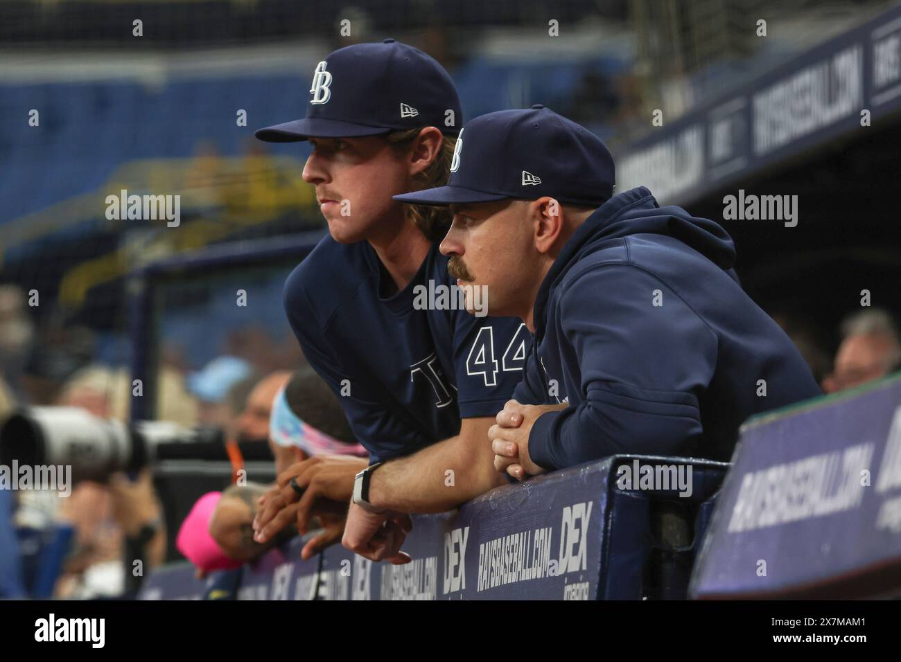 St. Petersburg, FL: Die Tampa Bay Rays starten die Pitcher Ryan Pepiot (44) und Tyler Alexander (14), die das Spiel während eines MLB-Spiels Agave beobachten Stockfoto