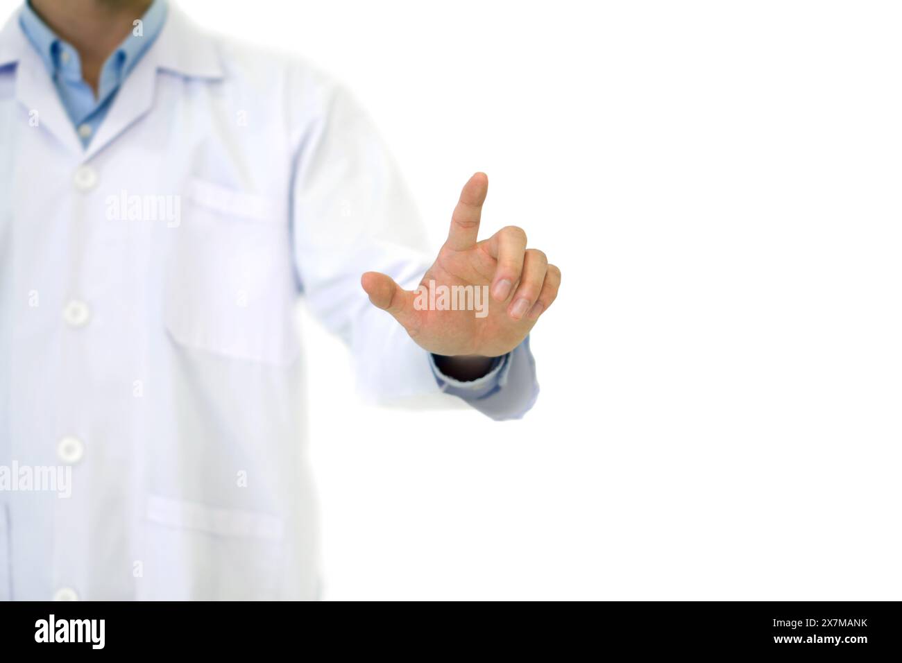 Ein Arzt in einem weißen Labormantel, der mit der Hand auf den Finger zeigt. Porträt auf weißem Hintergrund, Studioaufnahme. Stockfoto