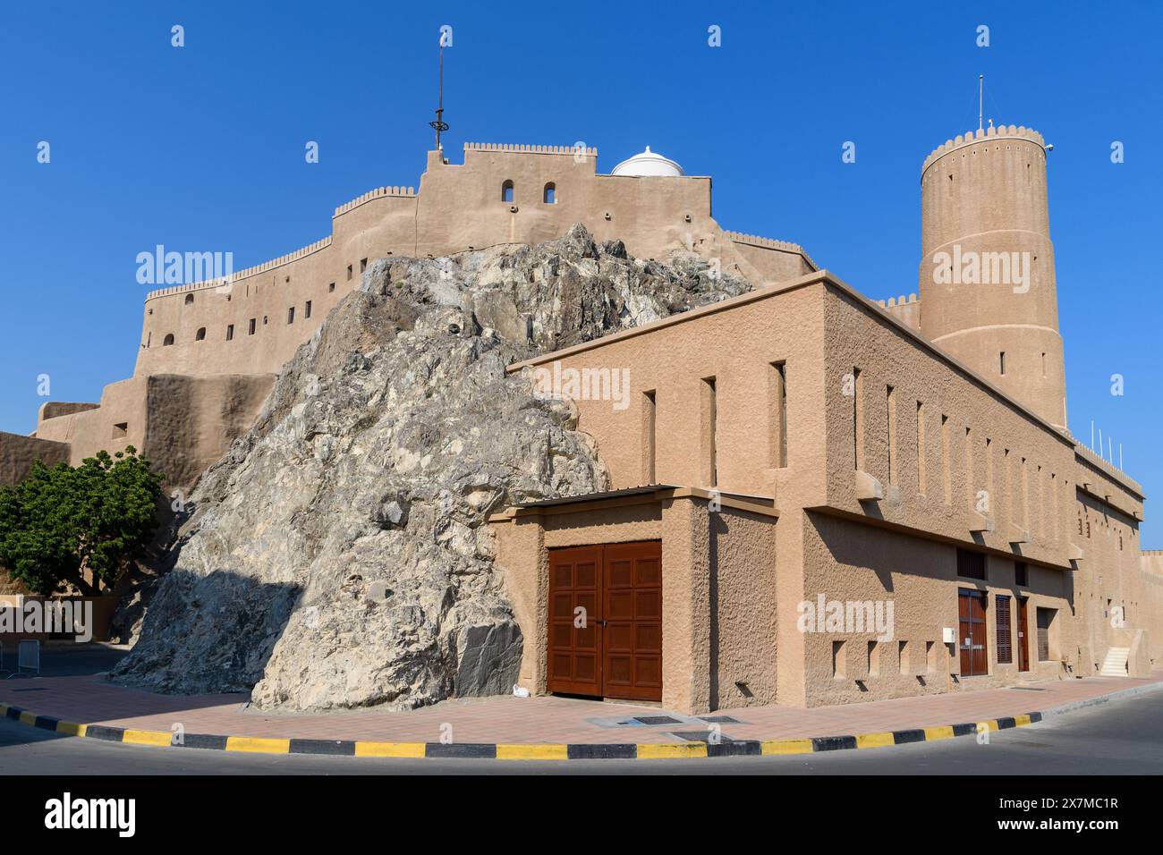 Maskat, Oman - 2. Januar 2024: Das berühmte Al Jalali Fort wurde auf einem Felsvorsprung erbaut und zeigt omanische architektonische Brillanz und reiche Geschichte. Stockfoto
