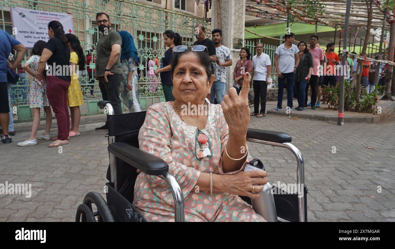 Thane, Indien. Mai 2024. THANE, INDIEN - 20. MAI: Senioren werden am Wahlschalter auf der Thane Ghodbunder Road gesehen, um am 20. Mai 2024 in Thane, Indien, abzustimmen. Nach Angaben der indischen Wahlkommission wurden in der fünften Wahlphase am 20. Mai 57,57 Prozent der Wahlbeteiligung bei 49 Sitzen verzeichnet. (Foto: Praful Gangurde/Hindustan Times/SIPA USA) Credit: SIPA USA/Alamy Live News Stockfoto