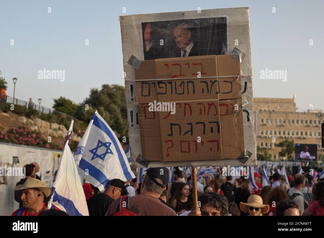 JERUSALEM - 20. MAI: Ein Demonstrant hält ein Schild mit der Aufschrift " Bibi, wie viele Geiseln und Soldaten haben Sie heute getötet", während sich regierungsfeindliche Demonstranten zu einer Demonstration gegen Benjamin Netanjahus Regierung versammeln und neue Wahlen fordern, in der Nähe der Knesset, des israelischen parlaments am 20. Mai 2024 in Jerusalem. Israel Stockfoto