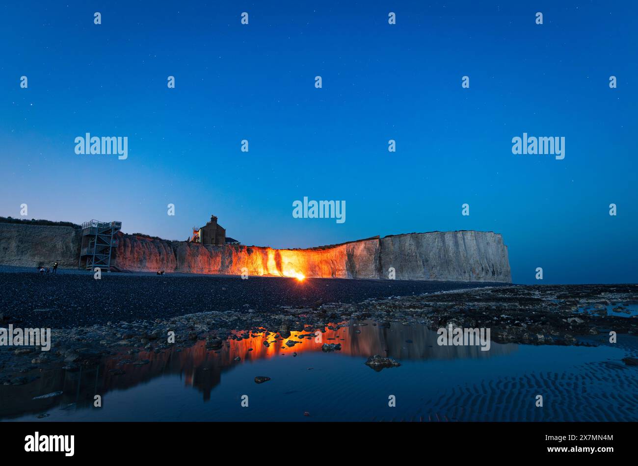 Sternennacht und Lagerfeuer am Strand bei Ebbe Birling Gap East Sussex Südosten Englands Großbritannien Stockfoto