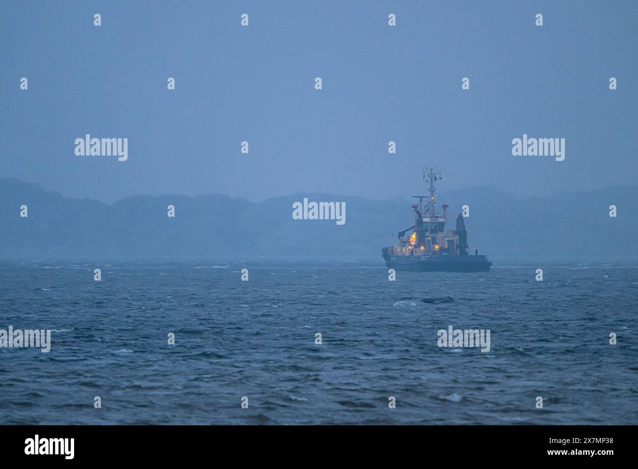 Göteborg, Schweden - 29. Februar 2024: Schlepper wartet bei windigem Wetter auf ein Schiff Stockfoto