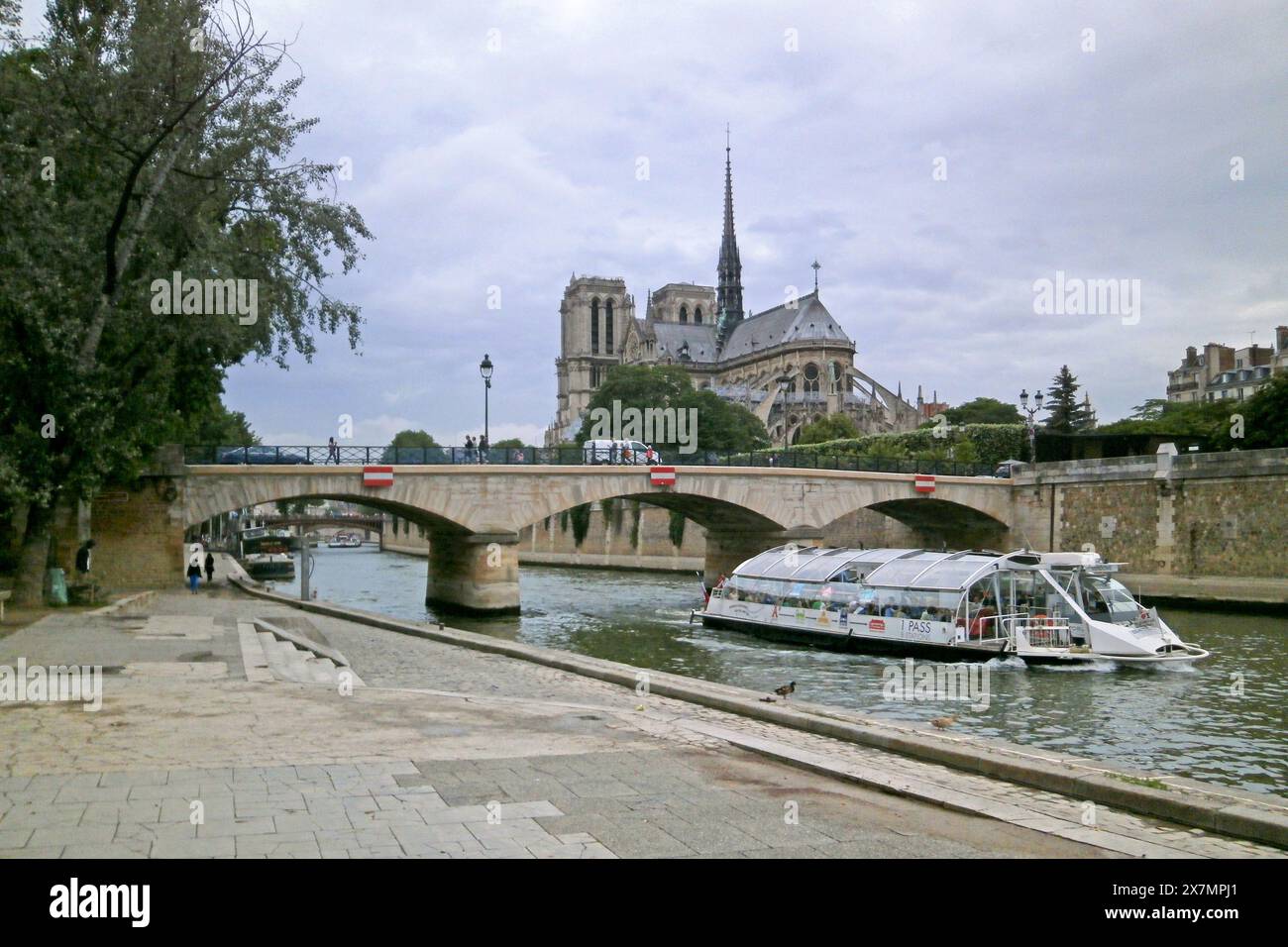 Paris, Frankreich - 29. Mai 2018: Péniche unterquert die Pont de l'Archevêché (englisch: Erzbischofsbrücke) neben Notre Dame de Paris. Stockfoto