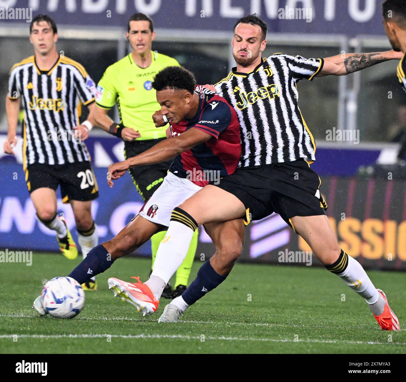 Bologna, Italien. Mai 2024. Bolognas Dan Ndoye (L) streitet mit Juventus Federico Gatti während eines Fußballspiels der Serie A zwischen Bologna und dem FC Juventus in Bologna, Italien, am 20. Mai 2024. Quelle: Augusto Casasoli/Xinhua/Alamy Live News Stockfoto