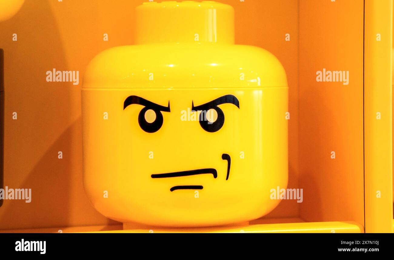 Gelbes Lego Head Box mit wütend an Bord des MSC Armonia Kreuzfahrtschiffes Kinderbereich, Kinderclub Stockfoto