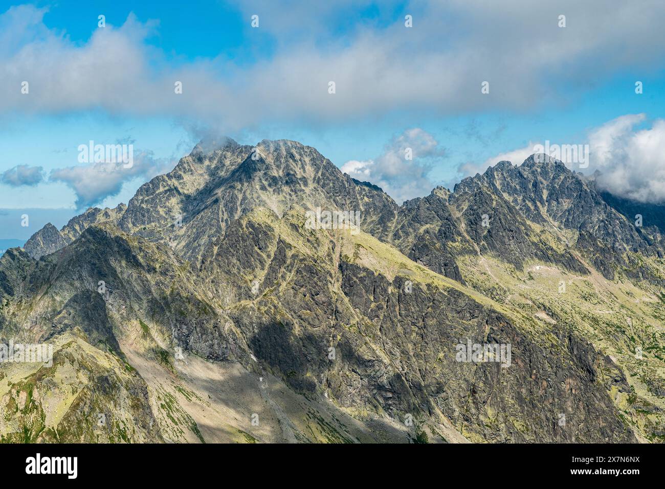 Ladovy Stit, Pysny Stit und wenige andere Gipfel vom Vychodna Vysoka Gipfel in der Hohen Tatra in der Slowakei im Sommer teilweise bewölkter Tag Stockfoto