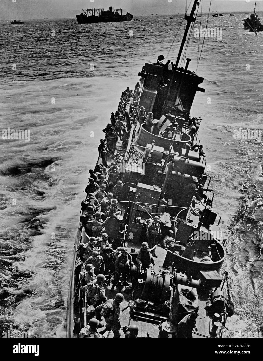 ENGLISCHER KANAL - 06. Juni 1944 - Ein Opfer des schweren Feuers der Nazis gegen die D-Day Invasionsflotte, eine LCI (Landing Craft Infantry) der US Coast Guard Stockfoto