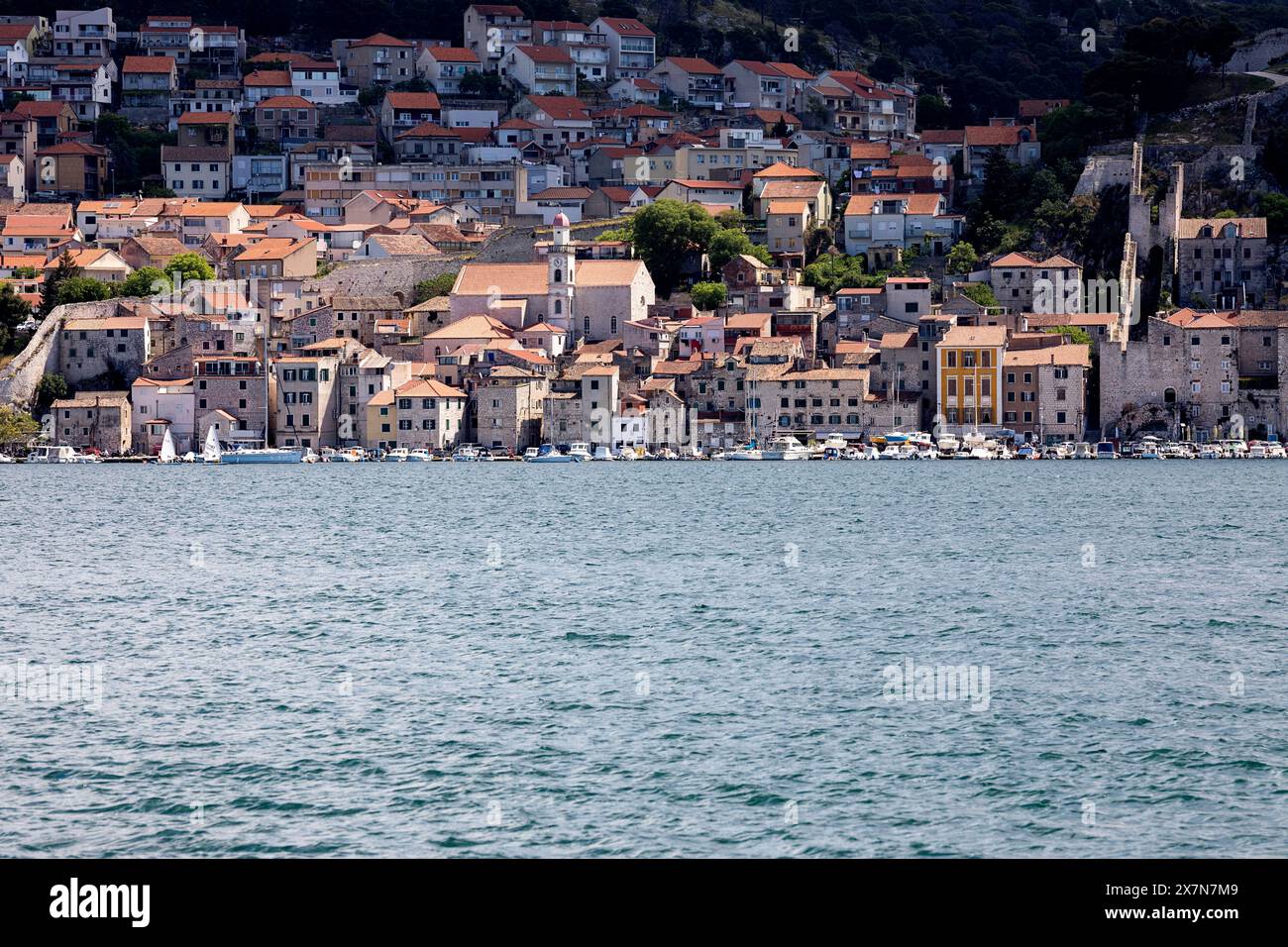 Wunderschöne Gebäude in einem alten Teil der Stadt Sibenik in einem wunderschönen Morgenlicht, Kroatien Stockfoto