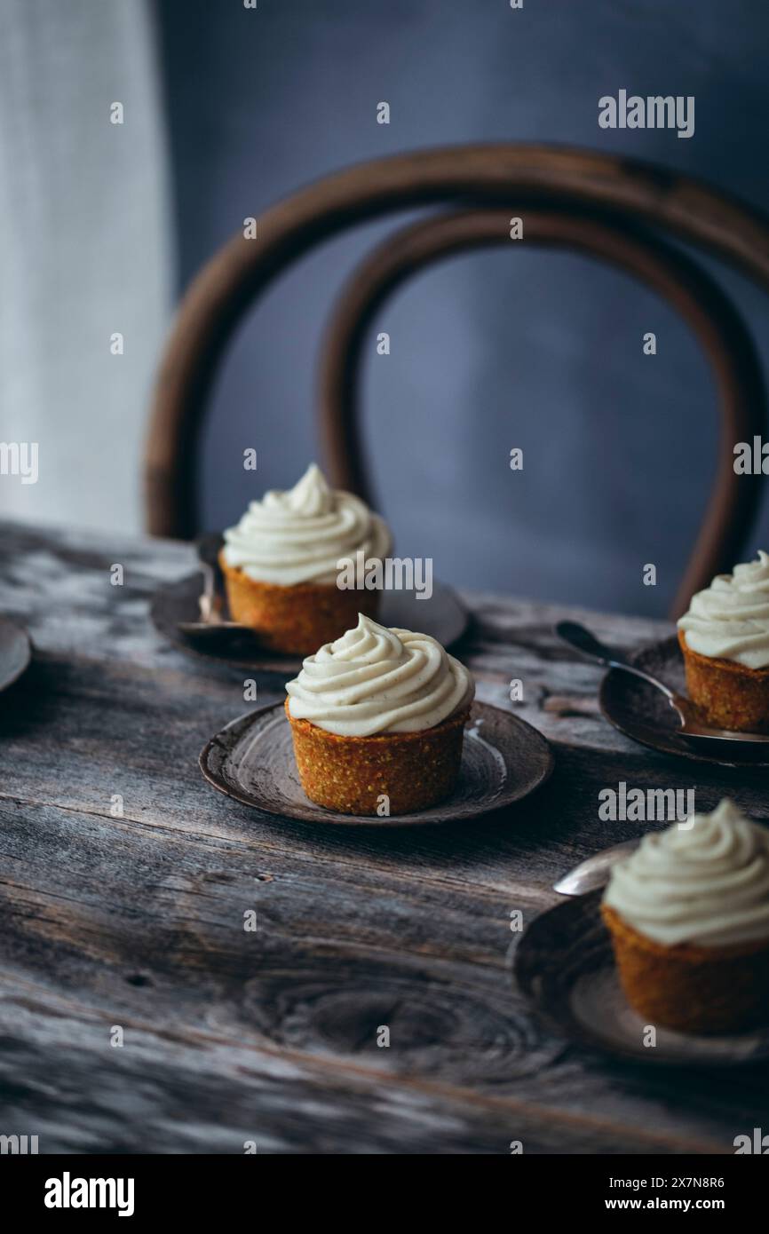 Karotten-Cupcakes auf einem Holztisch Stockfoto