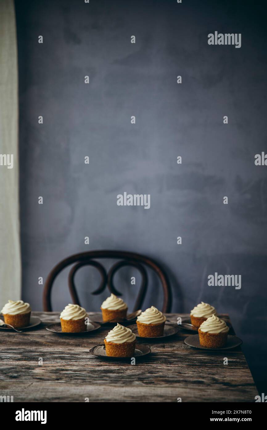 Karotten-Cupcakes auf einem Holztisch Stockfoto