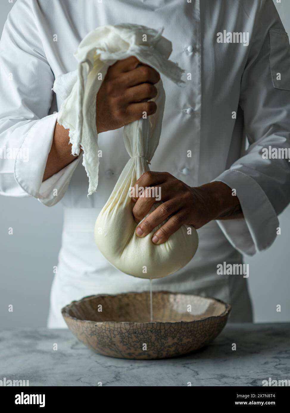 Ein Actionfoto eines Küchenchefs, der Labneh herstellt Stockfoto