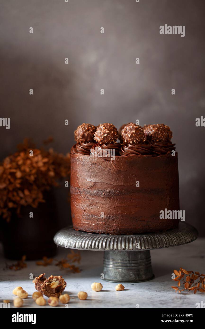 Ein Schokoladenkuchen mit Schokoladenganache und Haselnussschokolade Stockfoto