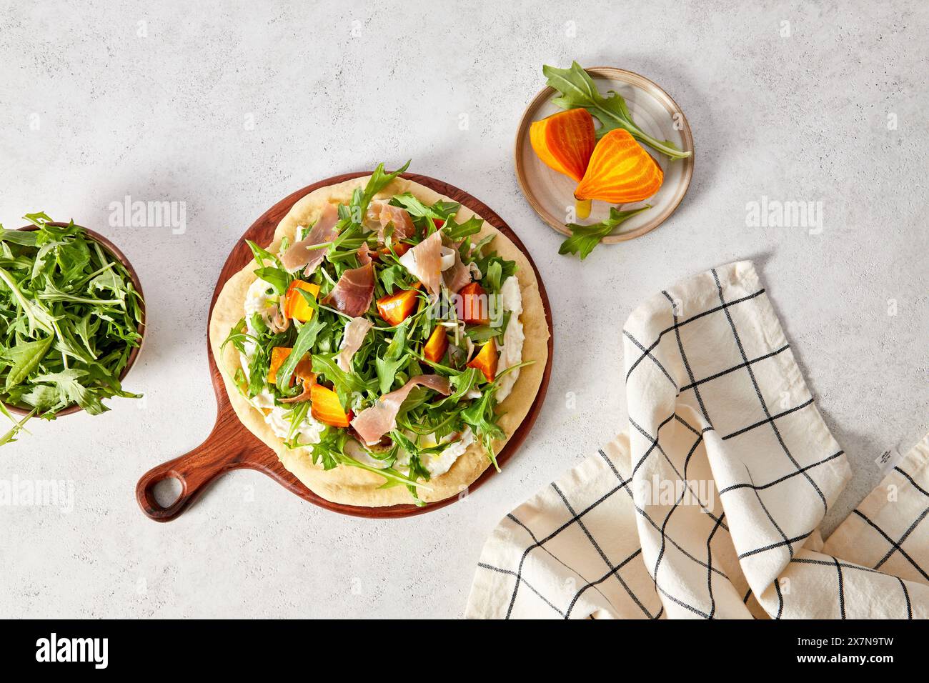 Salat Pizza mit Arugula, Prosciutto und goldenen Rüben Stockfoto