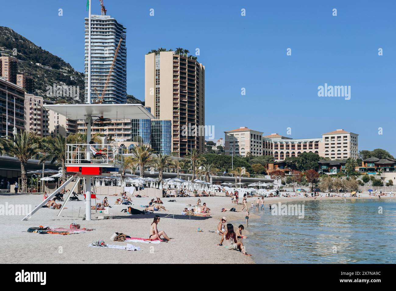 Monaco, Monaco - 14. Mai 2023 : Strand in Monaco an einem sonnigen Wochenende Stockfoto