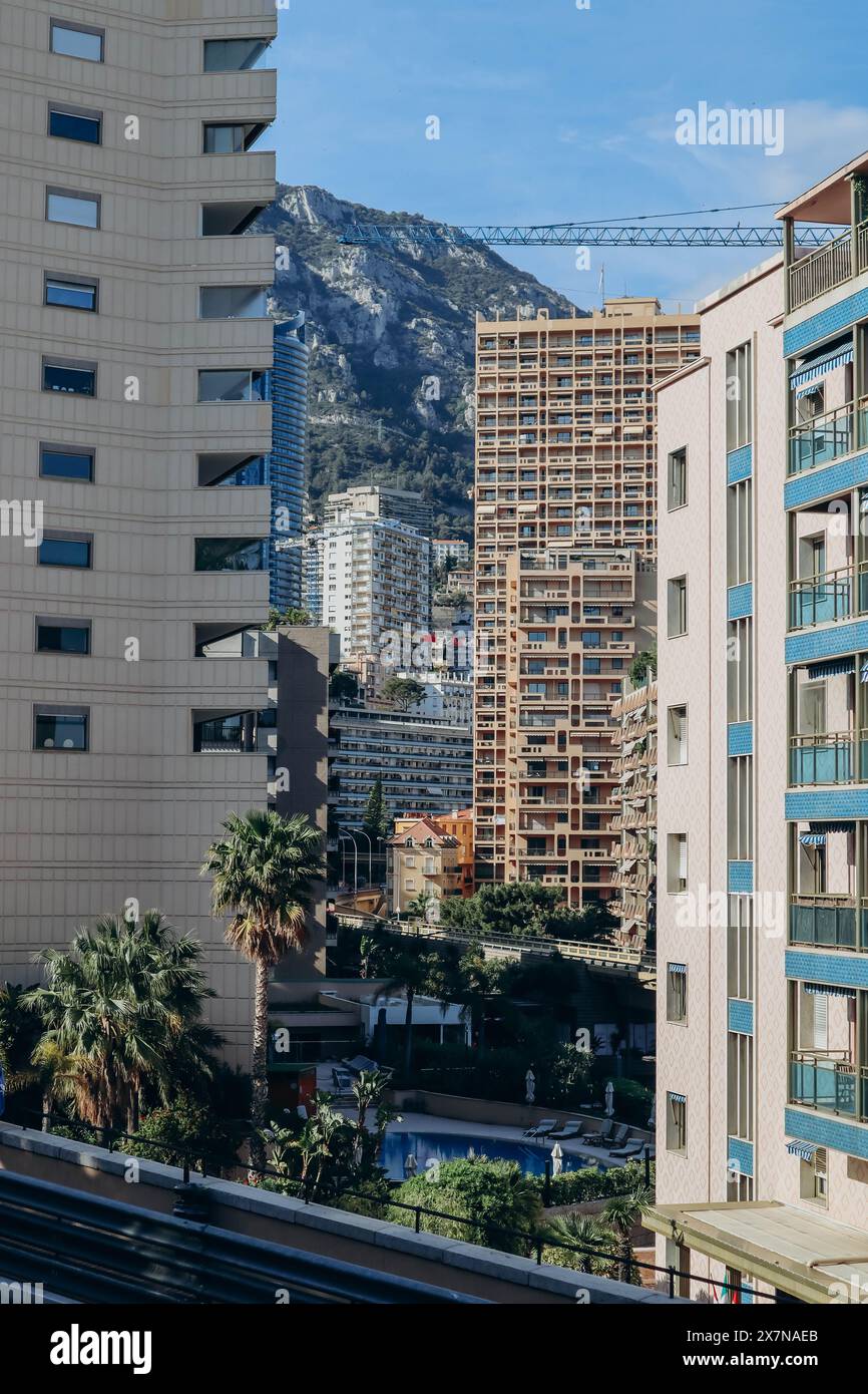 Monaco, Monaco - 14. Mai 2023: Dichte Entwicklung des Fürstentums Monaco mit vielen mehrstöckigen Gebäuden Stockfoto