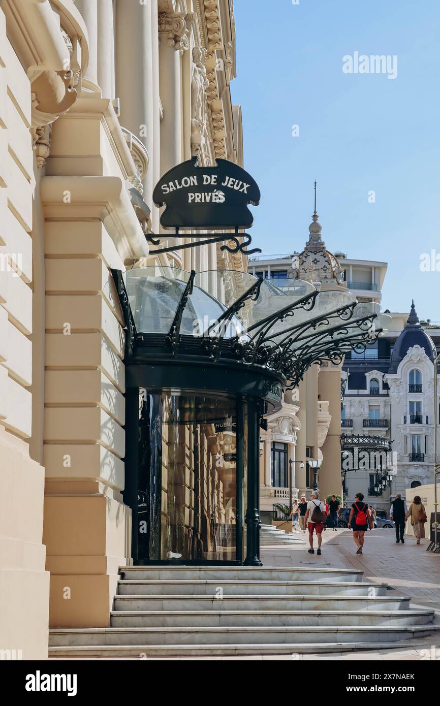 Monaco, Monaco - 14. Mai 2023: Die Fassade des berühmten Kasinos Monte Carlo in Monaco Stockfoto
