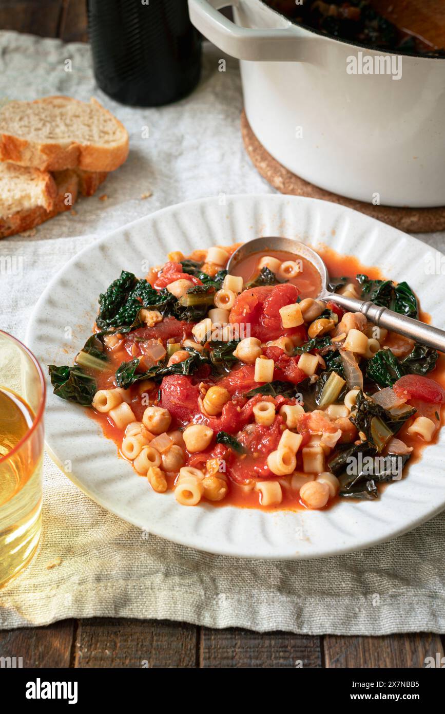 Ein gesunder Pasta- und Kichererbseneintopf Stockfoto