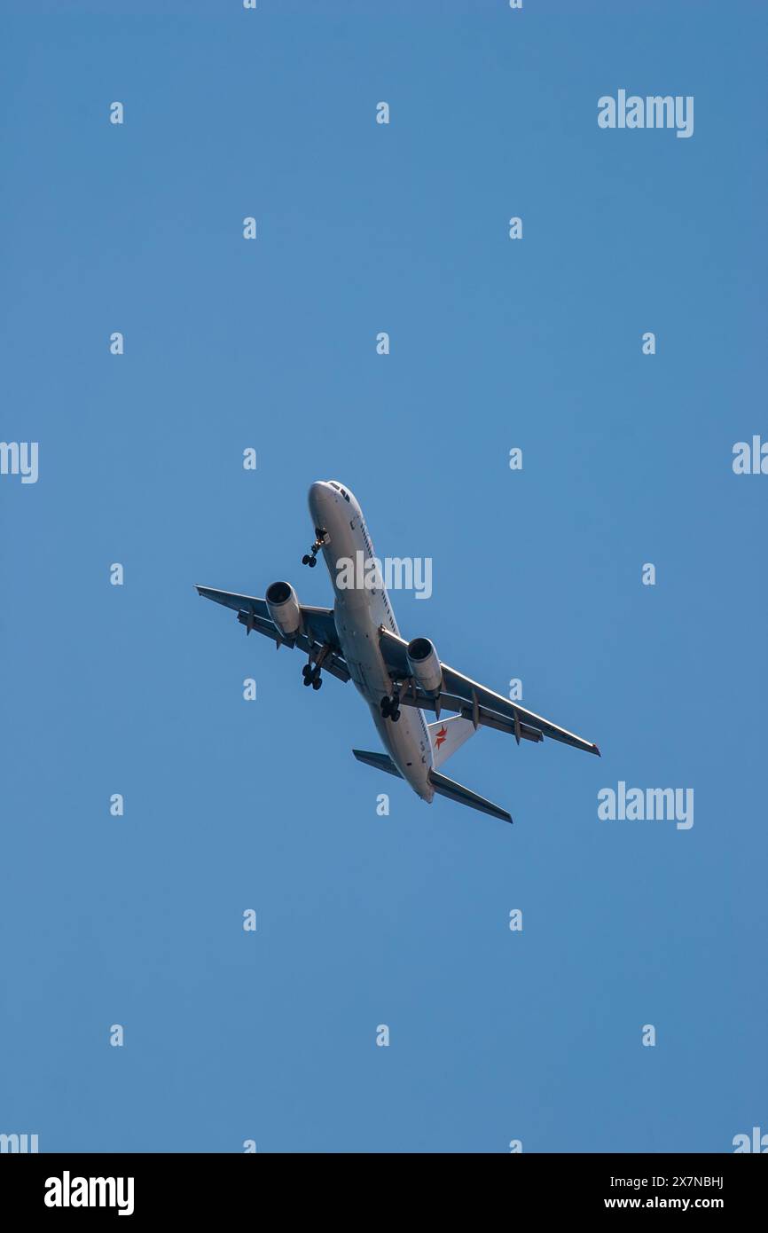Kommerzielle Fluggesellschaft im Flug. Blauer Himmel Hintergrund Stockfoto