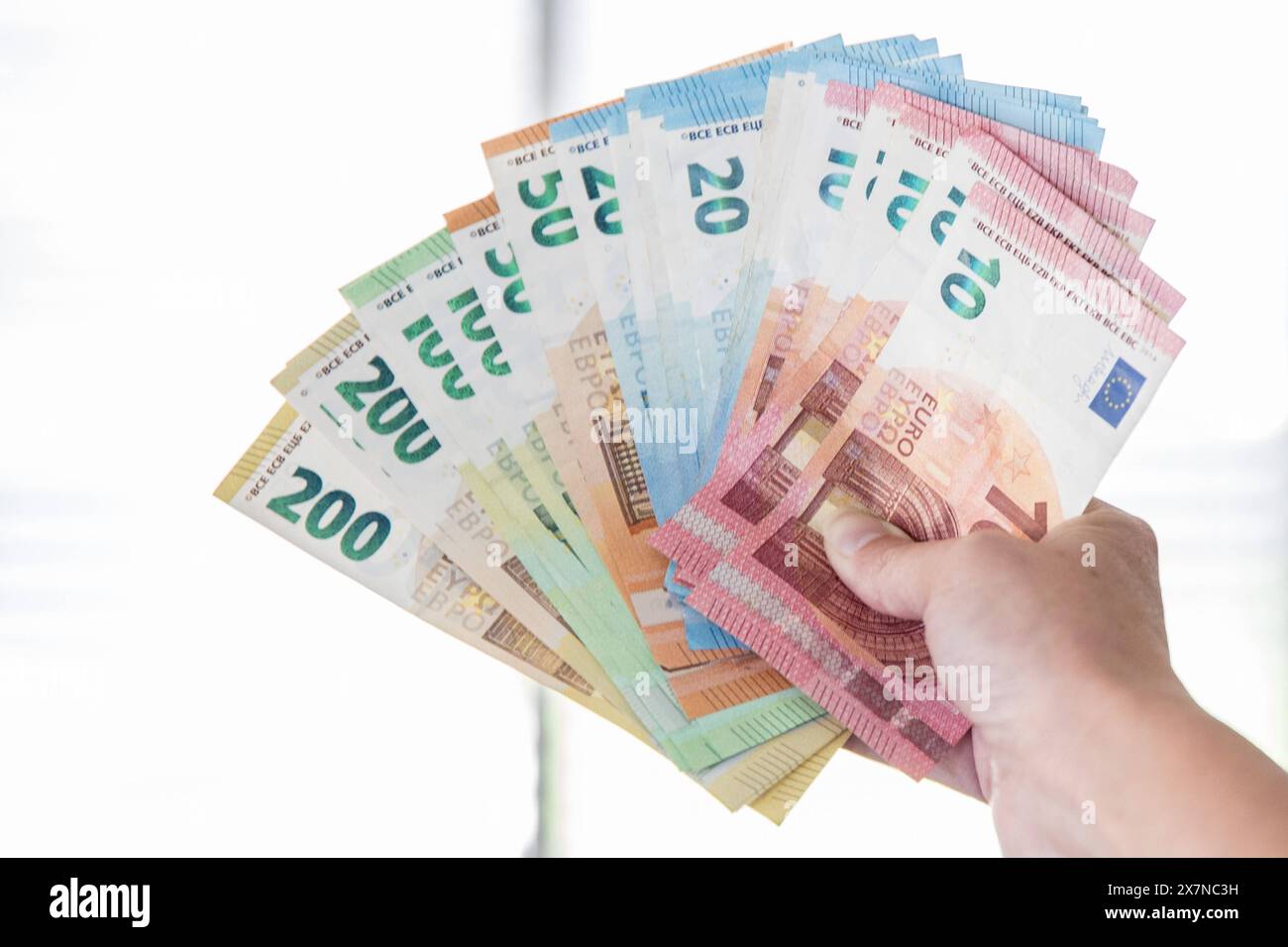 Bamberg, Deutschland 20. Mai 2024: Themenbilder - Symbolbilder - Geld - 2024 eine Person hält mehrere tausend Euro in Bargeld in der Hand. Die Geldscheine haben die Währung Euro und sind von unterschiedlichem Geldwert, darunter 5 â, 10 â, 50â, 100â und 200â. Bayern *** Bamberg, Deutschland 20. Mai 2024 Themenbilder Symbolbilder Geld 2024 Eine Person hält mehrere tausend Euro Bargeld in der Hand die Banknoten sind in Euro-Währung und haben verschiedene Stückelungen, darunter â5, â10, â50, â100 und â200 Bayern Copyright: XFotostandx/XK.xSchmittx Stockfoto