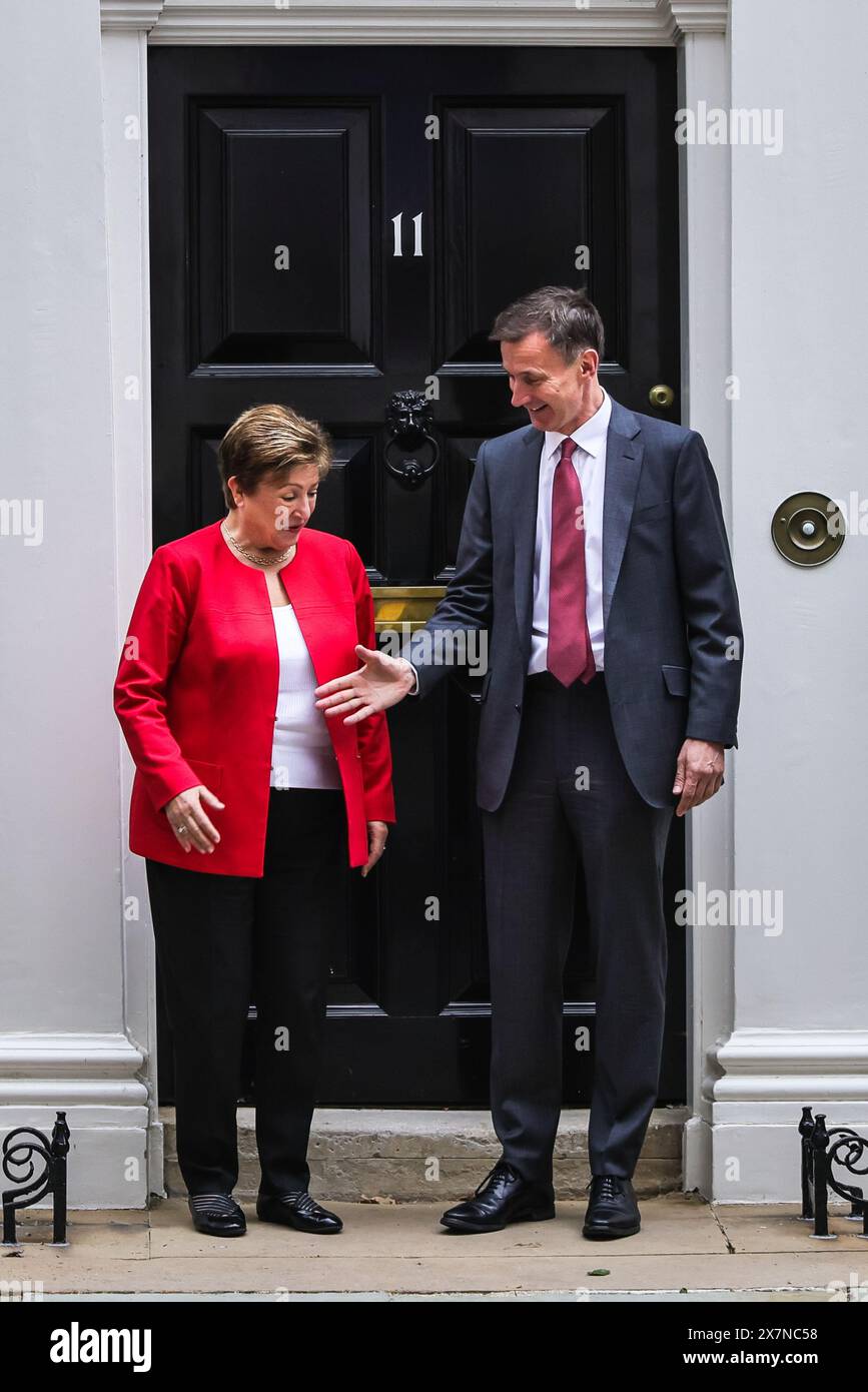 London, Großbritannien. Mai 2024. Jeremy Hunt, Finanzkanzler, begrüßt Kristalina Georgieva, die geschäftsführende Direktorin des Internationalen Währungsfonds, und ihre Delegation. Der IWF soll die britische Wirtschaft in diesem Monat vertiefen und durchführen, und es wird erwartet, dass die Beamten ihren jährlichen Gesundheitscheck durchführen und auch genau prüfen, ob nach den Parlamentswahlen in diesem Jahr niedrigere Steuern oder Ausgabenkürzungen erforderlich wären. Quelle: Imageplotter/Alamy Live News Stockfoto