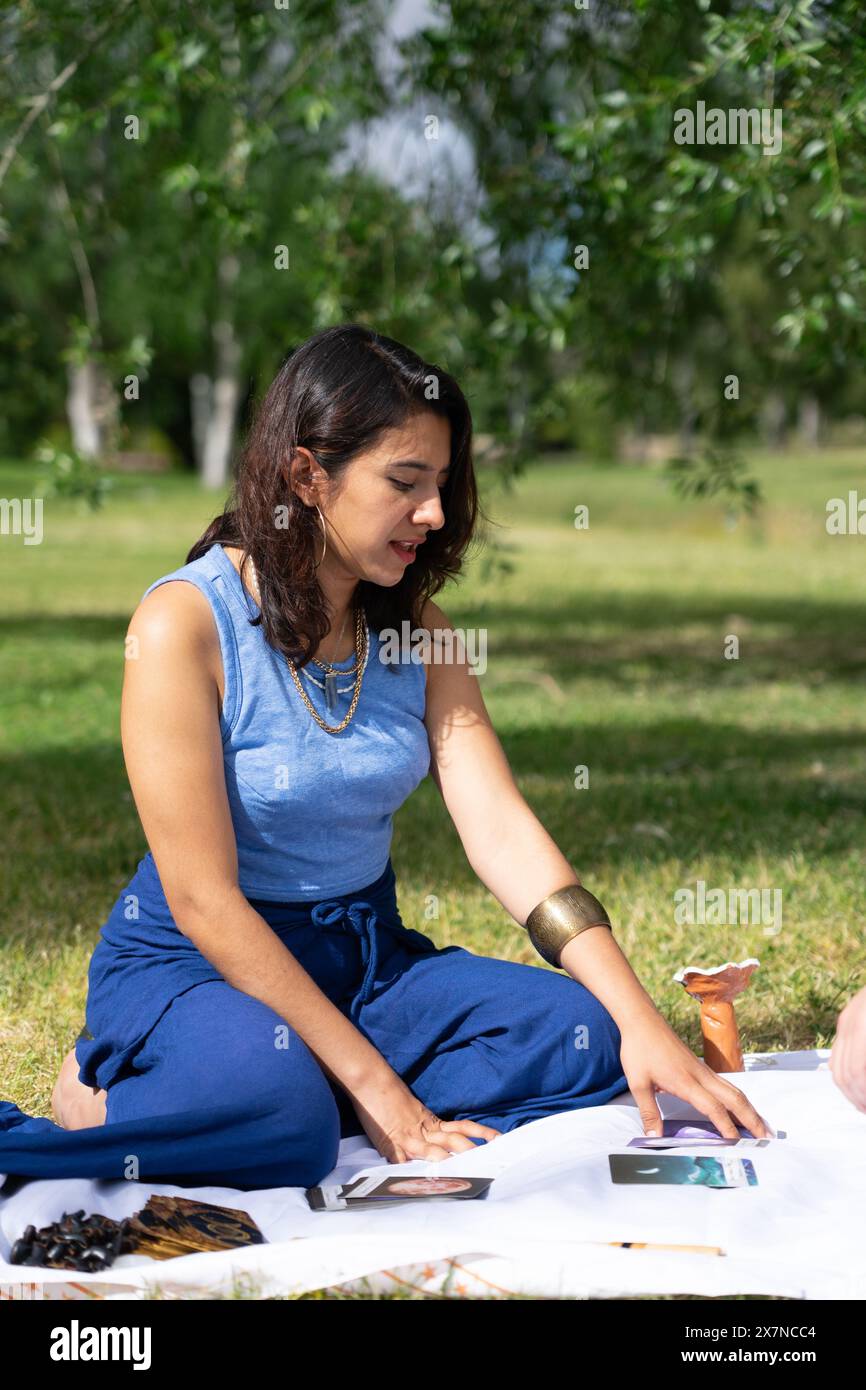 Lateinische Frau liest draußen Tarotkarten Stockfoto