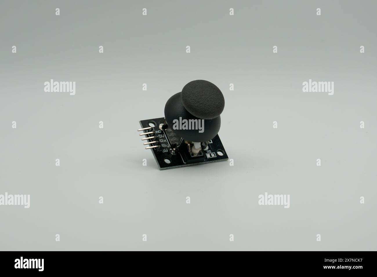 Joystick-Modul für arduino auf weißer Oberfläche Stockfoto