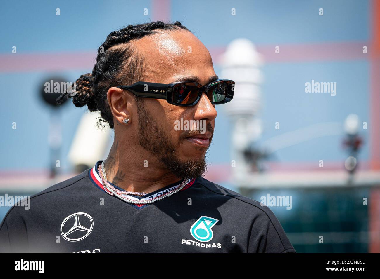 Imola, Italien. Mai 2024. Lewis Hamilton, britischer Fahrer des Mercedes-AMG Petronas F1 Teams, blickt auf eine Fahrerparade vor dem Start des Emilia-Romagna F1 Grand Prix zu. (Foto: Andreja Cencic/SOPA Images/SIPA USA) Credit: SIPA USA/Alamy Live News Stockfoto