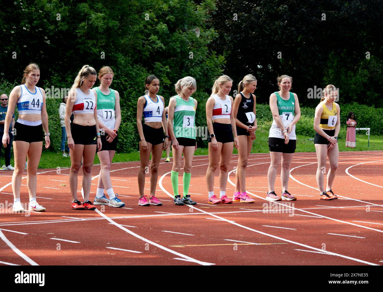 Club Athletics, Frauen-1500-m-Rennen vor dem Start, Leamington Spa, Großbritannien Stockfoto