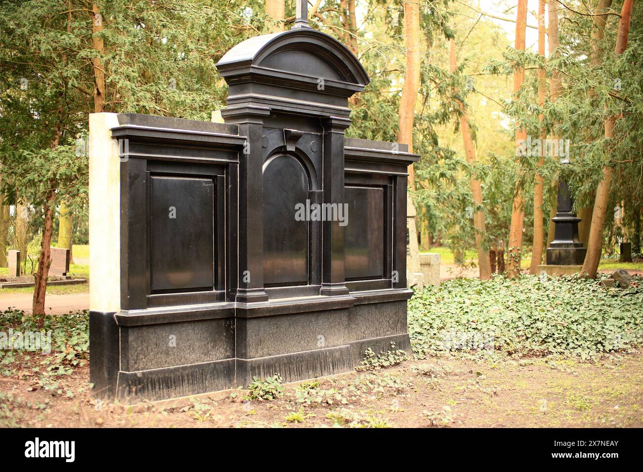 Eindrucksvoller Grabbeiwert aus dem 19. Jahrhundert auf einem Friedhof in Deutschland. Stockfoto