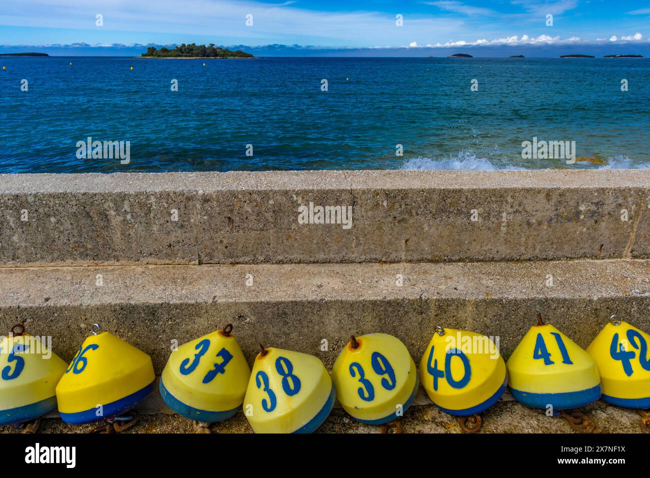 Gewinnung der Lotterie Bunte Bojen mit Zahlen und Buchstaben an der Küste Kroatien Jadran Stockfoto