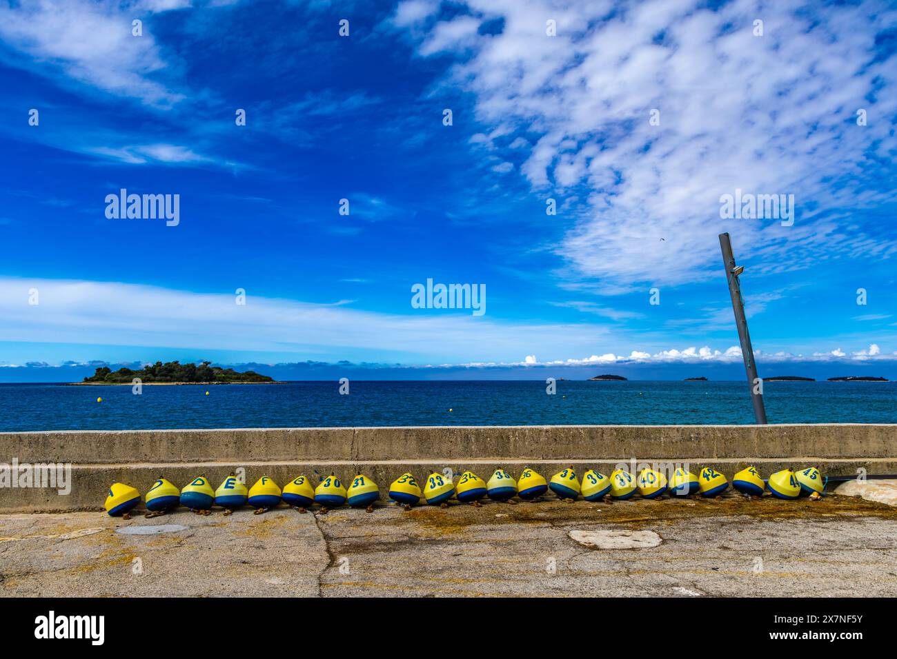 Gewinnung der Lotterie Bunte Bojen mit Zahlen und Buchstaben an der Küste Kroatien Jadran Stockfoto