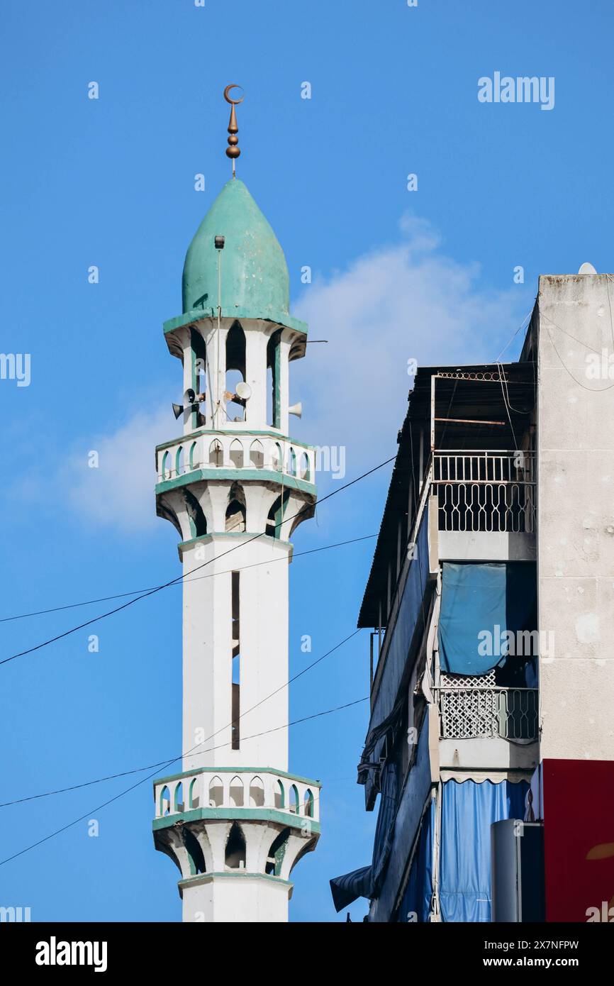 Das Minarett der Moschee und Teil eines Wohngebäudes im Zentrum von Beirut Stockfoto