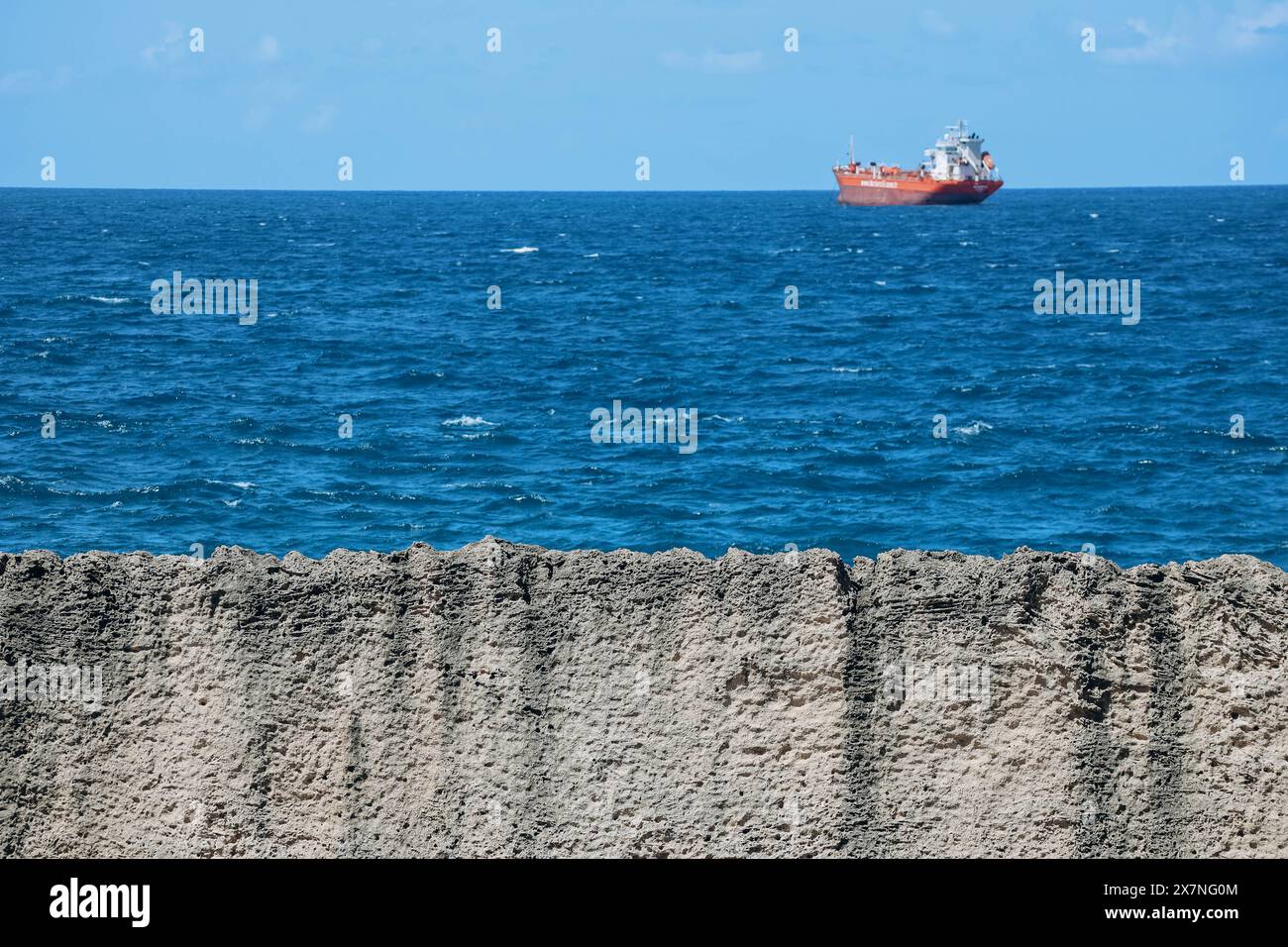 Batroun phönizische Mauer, auf einem Sandfelsen gelegen, der seit der Antike als Steinbruch genutzt wurde. Stockfoto