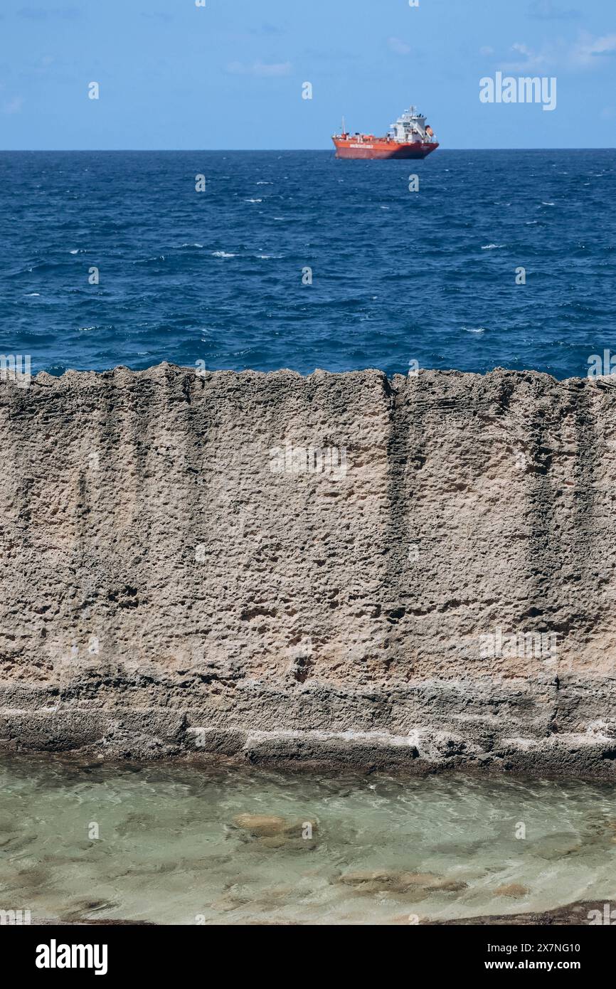 Batroun phönizische Mauer, auf einem Sandfelsen gelegen, der seit der Antike als Steinbruch genutzt wurde. Stockfoto