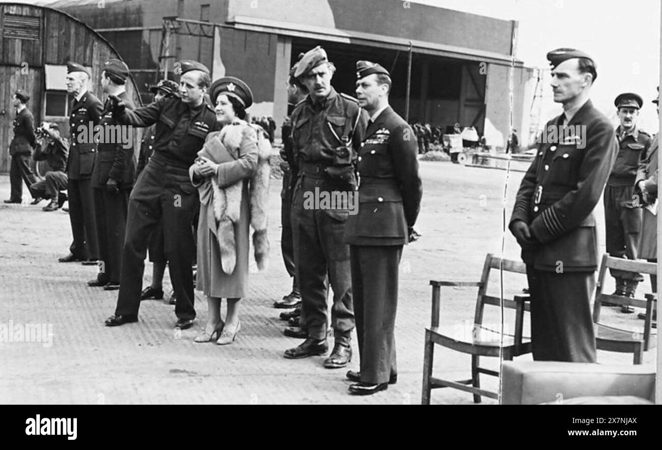 OPERATION BEISST Februar 1942. König George VI. Und Königin Elizabeth auf dem RAF Ringway feiern den Erfolg des Überfalls bei der Eroberung deutscher Radargeräte. Die Königin steht mit Charles Pickford und John Frost hinter dem König. Stockfoto