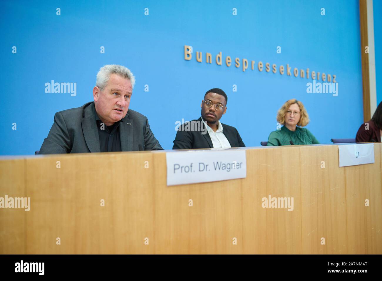 Vorstellung der Jahresstatistik 2023 zu rechter und rassistischer Gewalt sowie zum Anstieg insbesondere bei rassistisch und antisemitisch motivierten Gewalttaten am 21. Mai 2024 in Berlin. Im Bild vlnr.: Jens-Christian Wagner, Leiter der Stiftung Gedenkstaetten Buchenwald und Mittelbau-Dora Pedro M., Student der Wirtschaftswissenschaften aus Sachsen Judith Porath, Vorstandsmitglied Verband der Beratungsstellen für Betroffene rechter, rassistischer und antisemitischer Gewalt VBRG e.V. Siehe epd-Meldung vom 21.05.2024 NUR ZUR REDAKTIONELLEN VERWENDUNG *** Darstellung der jährlichen Statistiken 2023 zu Rechts-W Stockfoto