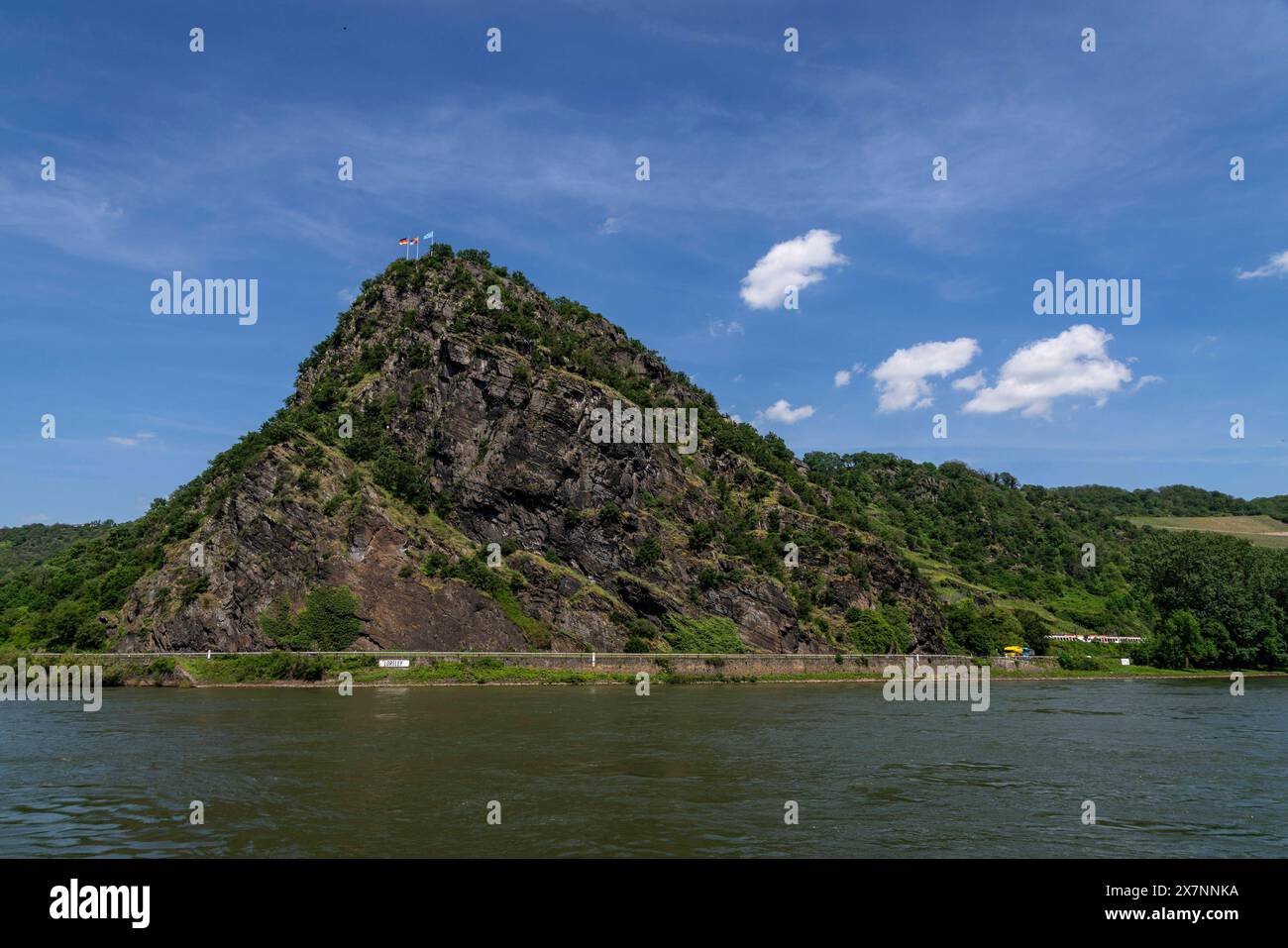 Loreley: Weltbekannte Felsen am Rhein. - Blick auf den Loreley-Felsen, der am Ufer des Rheins bei St. Goarshausen mehr als 130 m aus der Landschaft r Stockfoto