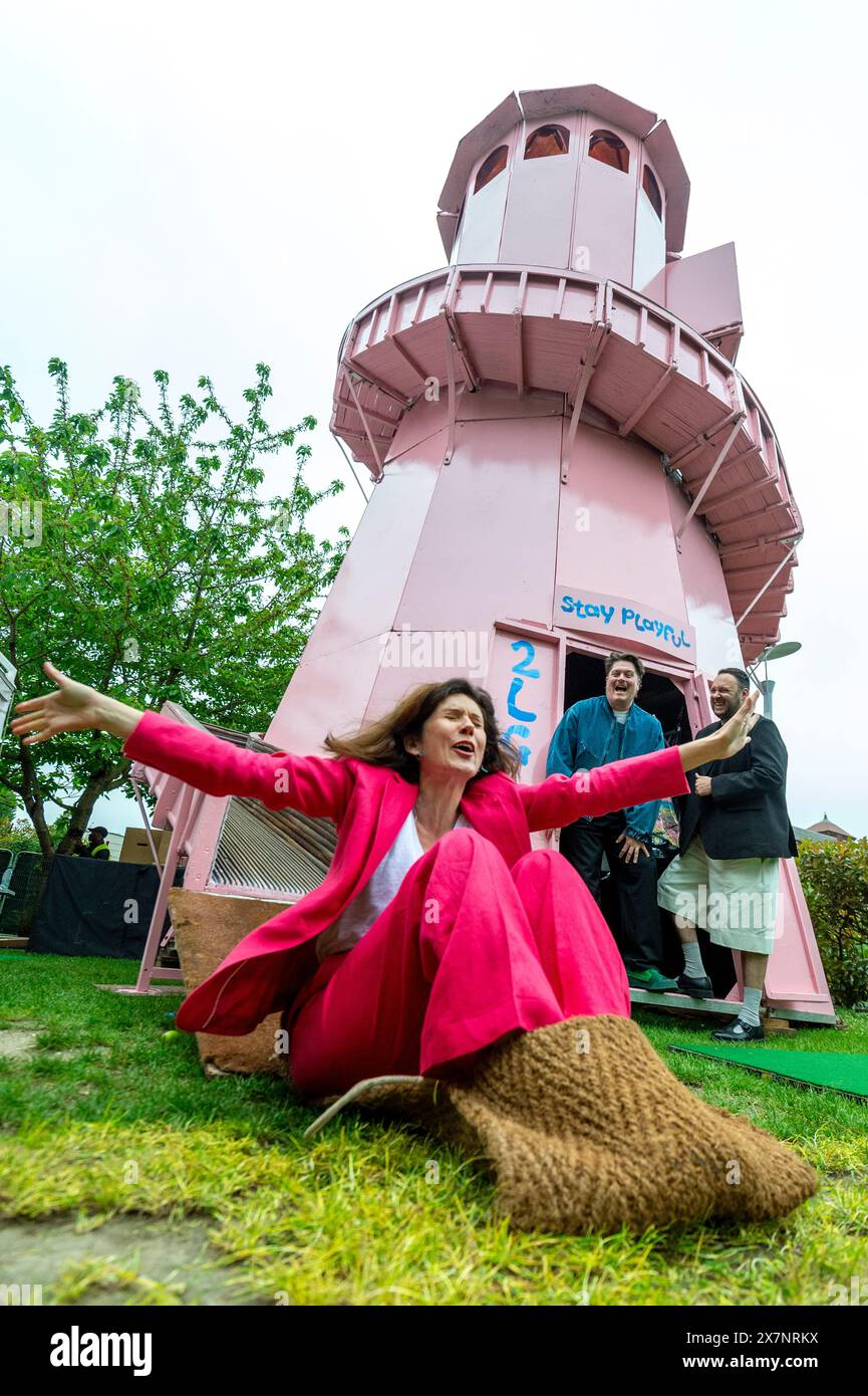 London, Großbritannien. 21. Mai 2024. Ein Mitarbeiter probiert die Ausstellung von (R) Jordan Cluroe und Russell Whitehead vom 2LG Studio „Stay playful (When No one Feels like playing)“ in Spa Fields aus. Das Werk ist ein Vintage-Helter-Skelter, der im Rahmen der Clerkenwell Design Week, die bis zum 23. Mai läuft, neu gestaltet wurde. Das Festival zeigt die weltweit führenden Innenausstattungsmarken durch Showroom-Events, kuratierte Ausstellungen, Installationen und Vorträge in und um Clerkenwell. Quelle: Stephen Chung / Alamy Live News Stockfoto