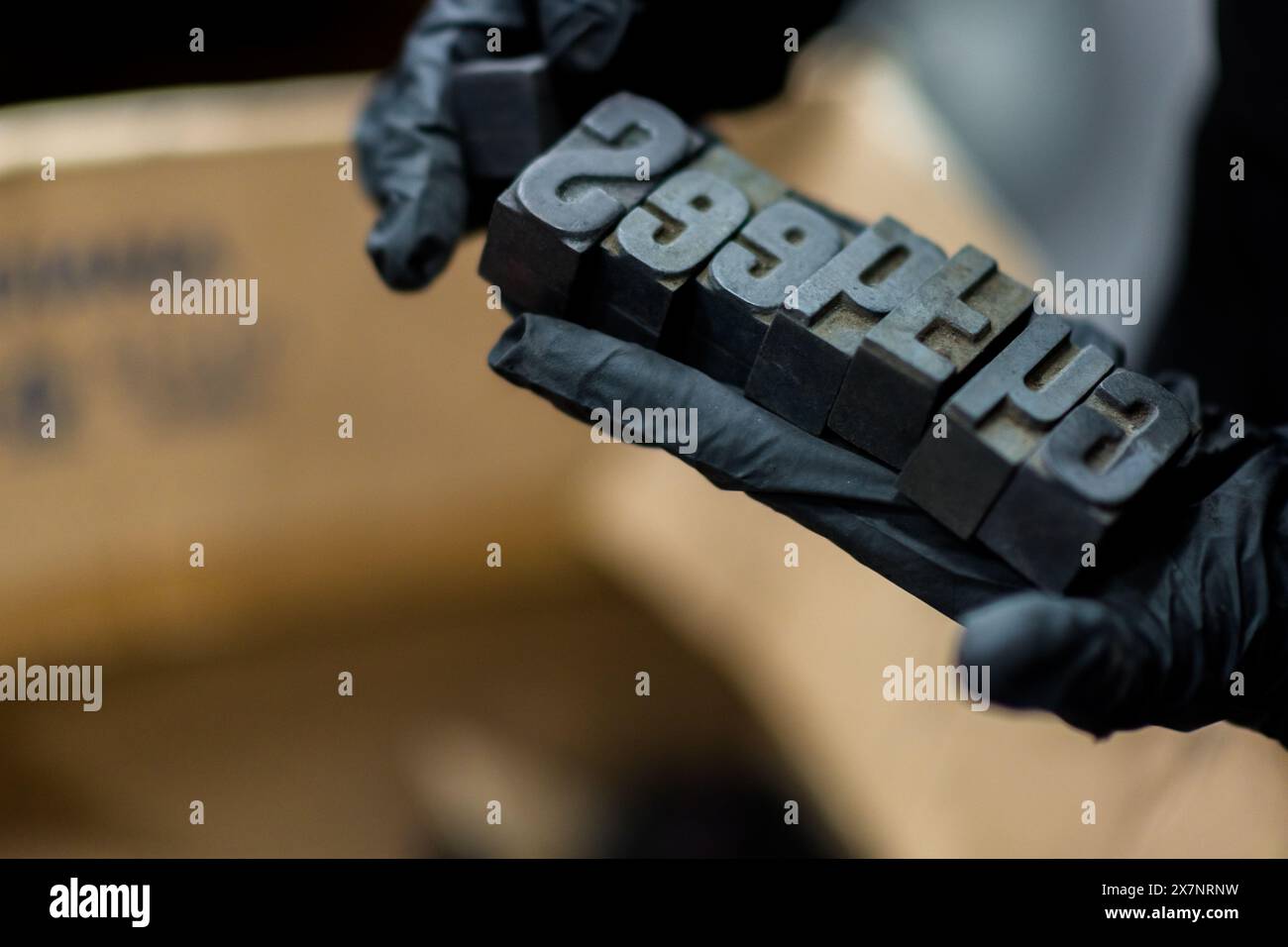 Ein kolumbianischer Drucker arrangiert die beweglichen hölzernen Buchdrucktypen in einer Antiquitätendruckerei in Cali, Kolumbien. Stockfoto