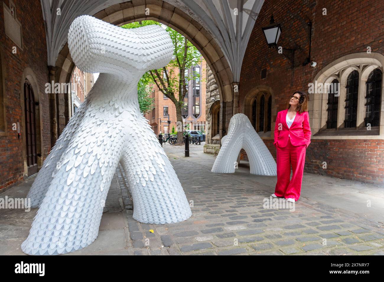 London, Großbritannien. 21. Mai 2024. Ein Mitarbeiter sieht „Gatekeepers“ des Berliner Oberflächengestalters Orsi Orban, Duffy London, präsentiert im historischen St. John's Gate des Johannisordens. Sie ist Teil der Clerkenwell Design Week, die bis zum 23. Mai läuft. Das Festival zeigt die weltweit führenden Innenausstattungsmarken durch Showroom-Events, kuratierte Ausstellungen, Installationen und Vorträge in und um Clerkenwell. Quelle: Stephen Chung / Alamy Live News Stockfoto