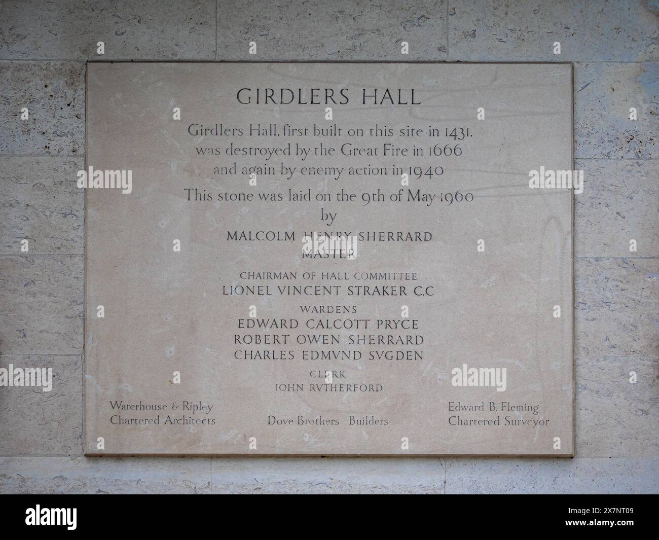 Girdlers Hall London. Gedenktafel für Girdlers Hall. Erbaut 1431, zerstört beim Großen Feuer 1666, wiederaufgebaut, aber zerstört im Zweiten Weltkrieg 1940. Stockfoto