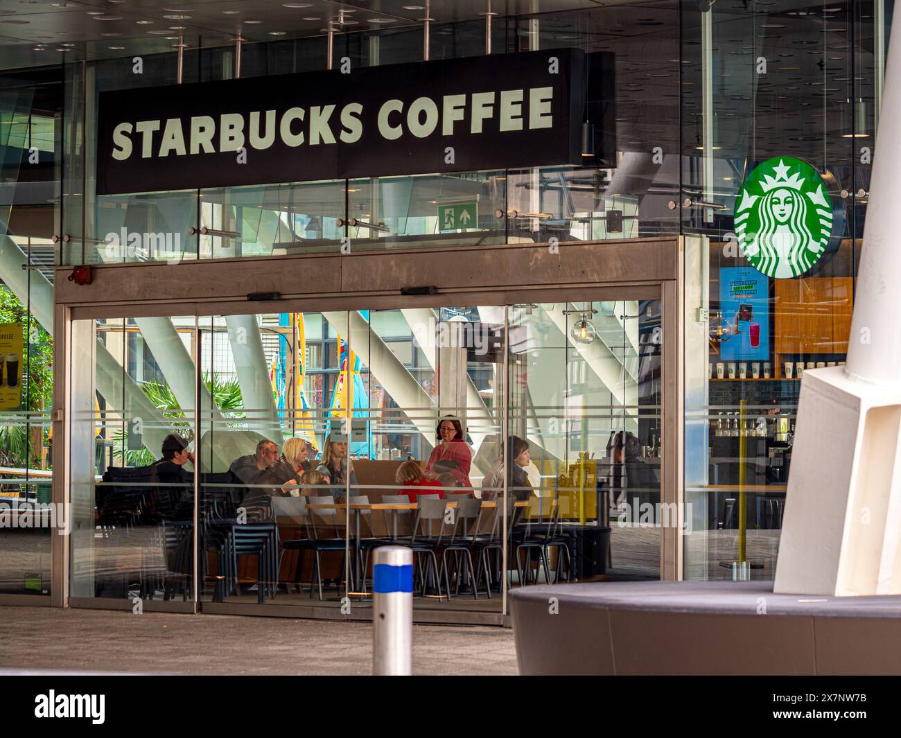 Starbucks Coffee Shop London – Starbucks Coffee am Bahnhof City Thameslink im Zentrum von London, Großbritannien. Starbucks 3 Fleet Place London. Stockfoto