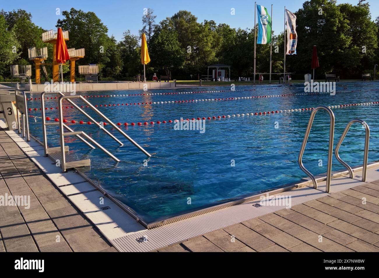 Landkreis Deggendorf, Erlebnis-Freibad bzw Schwimmbad in Plattling, Niederbayern. Foto: 50m Becken *** Deggendorf Bezirk, Erlebnisfreischwimmbad oder Schwimmbad in Plattling, Niederbayern Foto 50m Pool Stockfoto