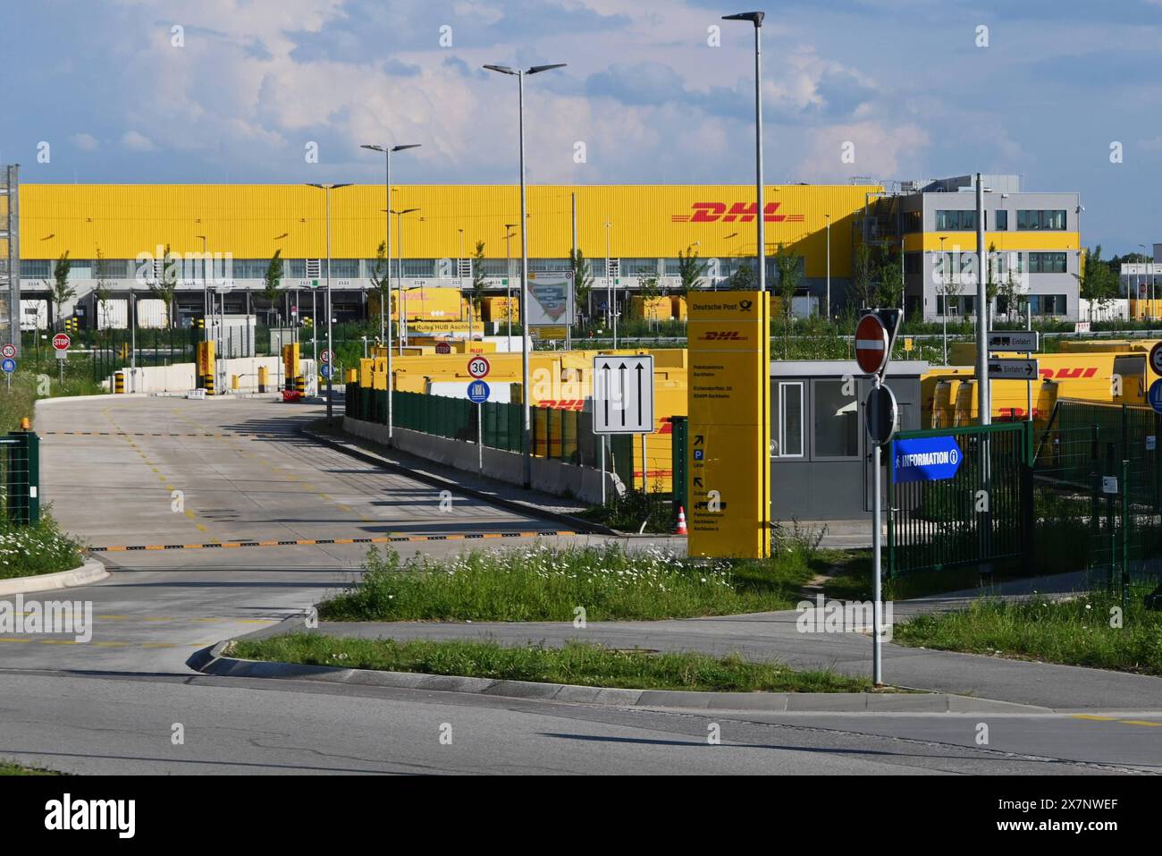 DHL Deutsche Post, Paketzentrum Aschheim bei München *** DHL Deutsche Post, Paketzentrum Aschheim bei München Stockfoto