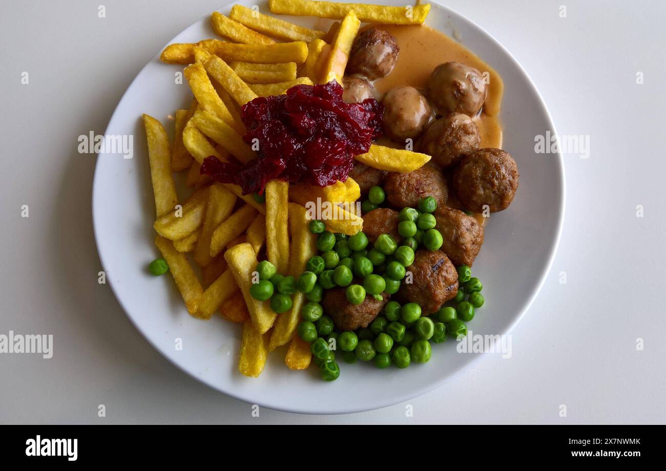 IKEA Food Restaurant, große Portion Köttbullar mit Pommes und Erbsen ...
