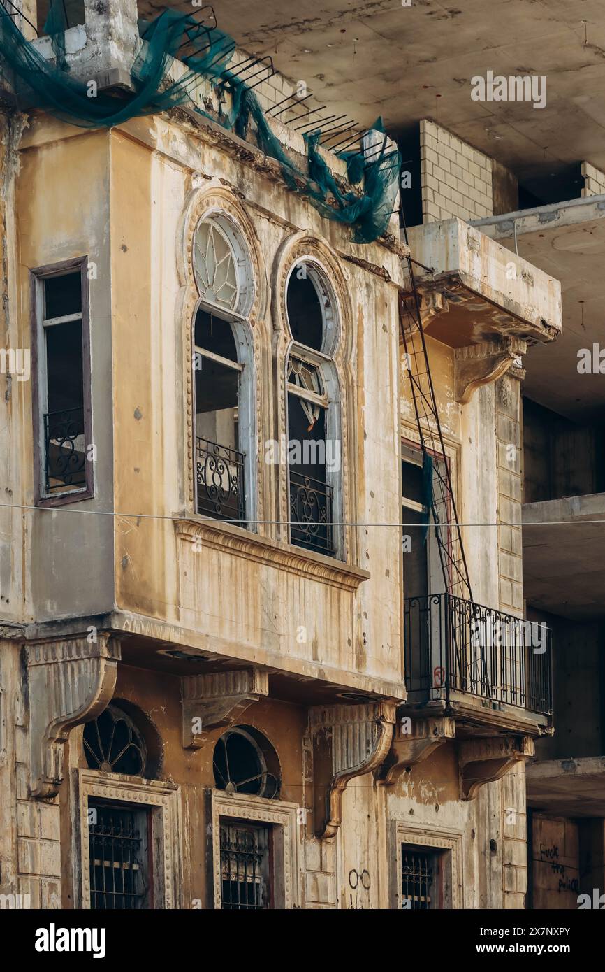 Beirut, Libanon — 24.04.2023: Alte Häuser im Stadtteil Mar Mikhael in Beirut Stockfoto