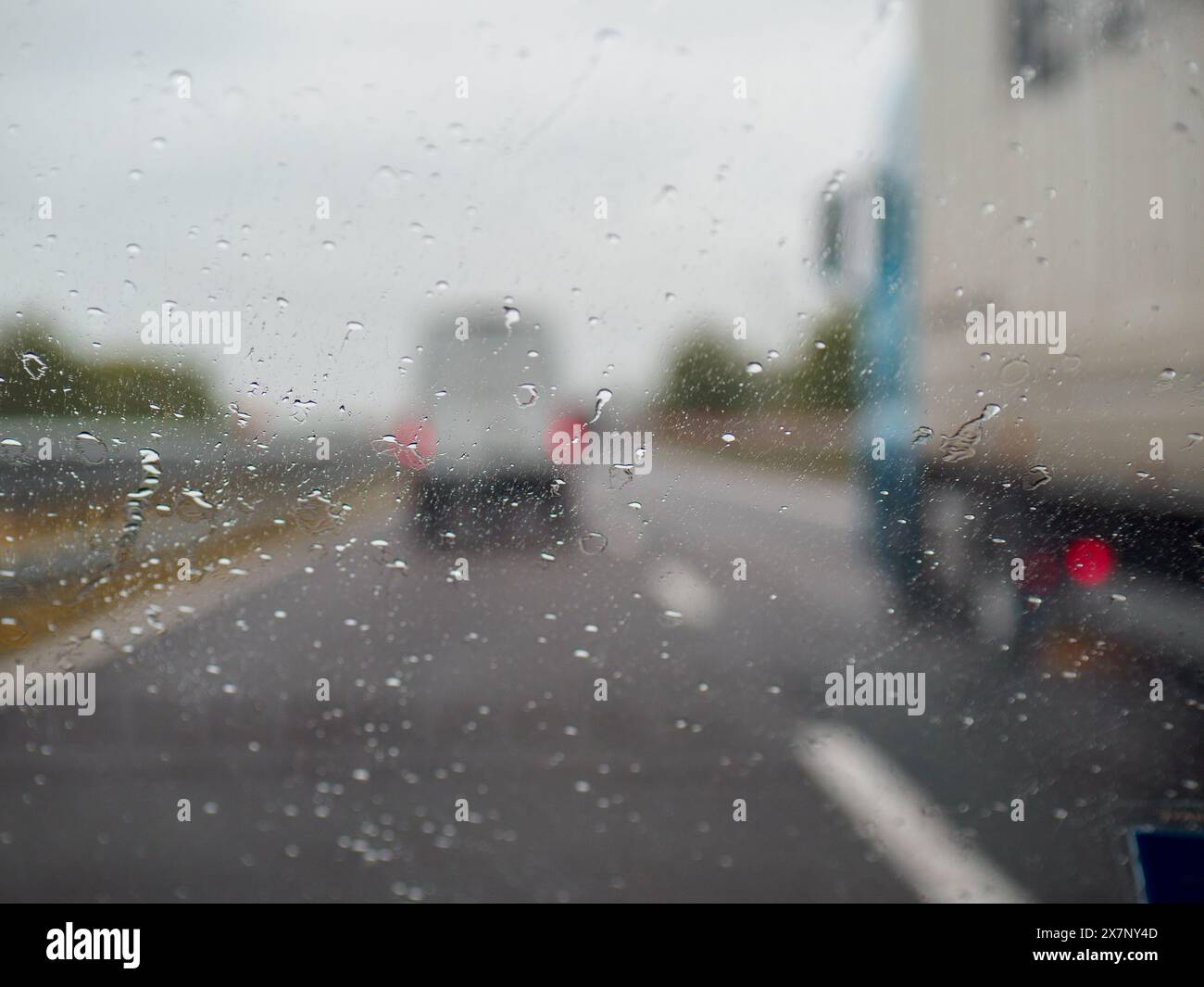 Piacenza, Italien - 22. April 2024 Eine Autobahnszene unter bewölktem Himmel mit Autos und Lastwagen mit Straßenschildern und einem regnerischen Tag auf Motorwa Stockfoto